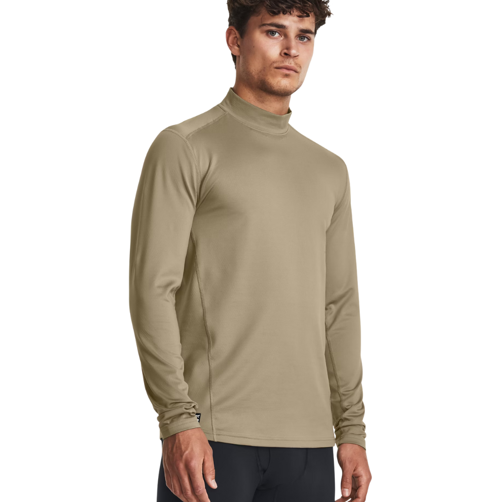 Maglia UNDER ARMOUR a maniche lunghe beige militare - BASE-TACT TURTLENECK indossata