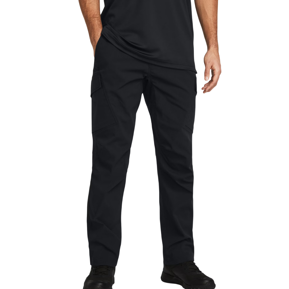 Pantaloni UNDER ARMOUR nero - CARGO TECNO-TACT indossato