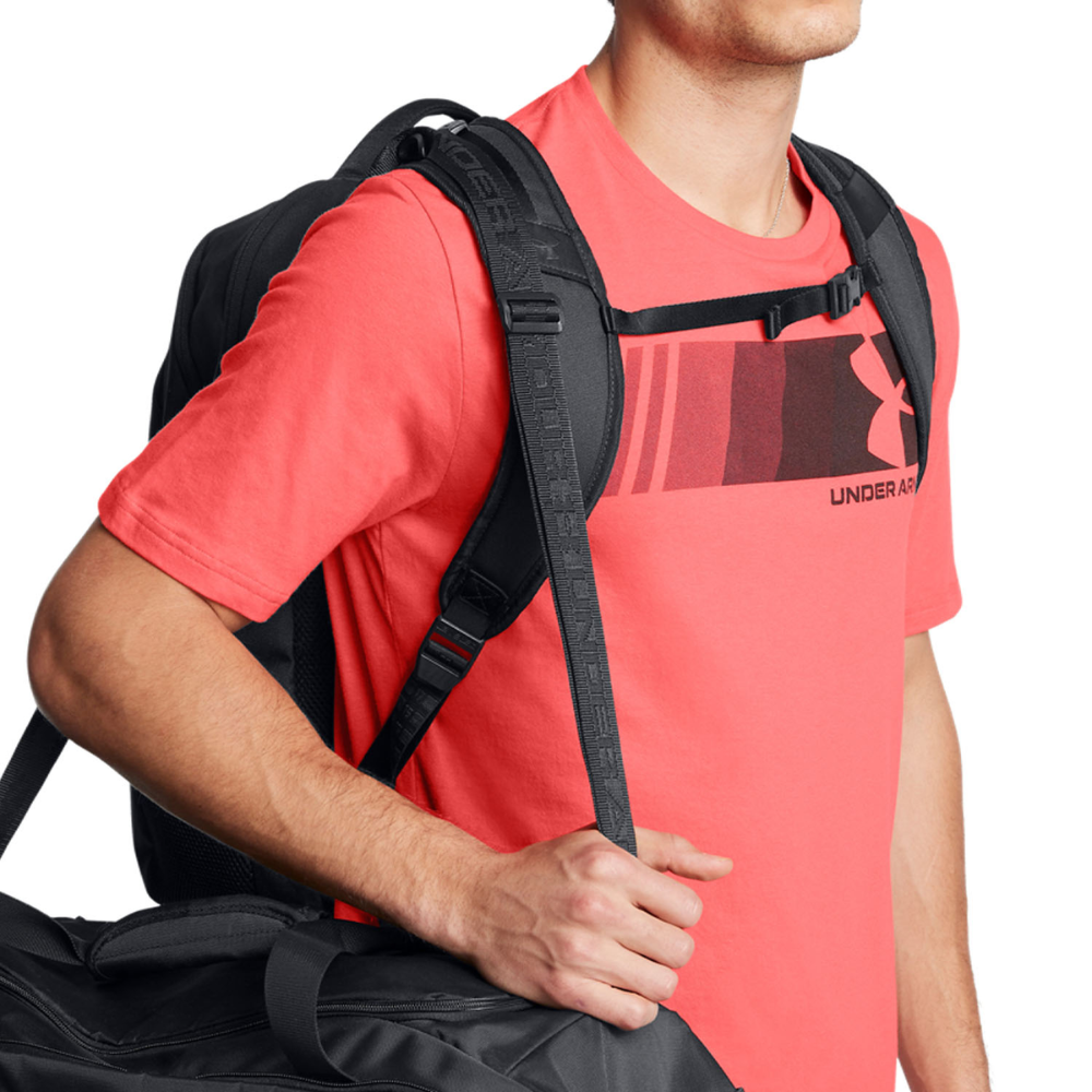 Zaino UNDER ARMOUR tattico nero - URBAN TACTICAL indossato laterale